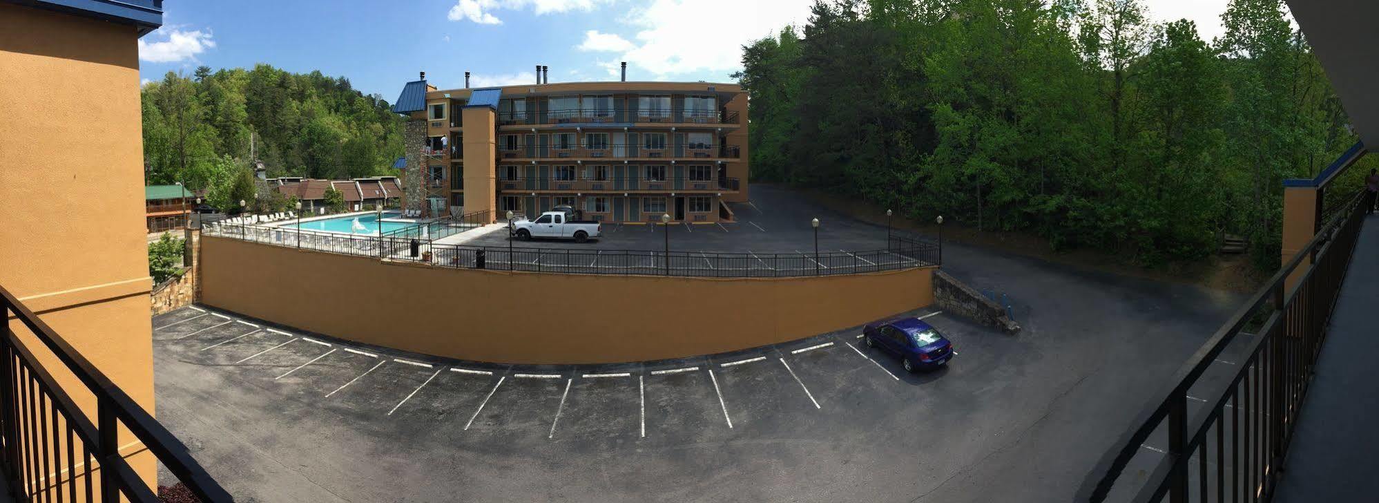 Clarion Pointe Downtown Gatlinburg Hotel Exterior foto
