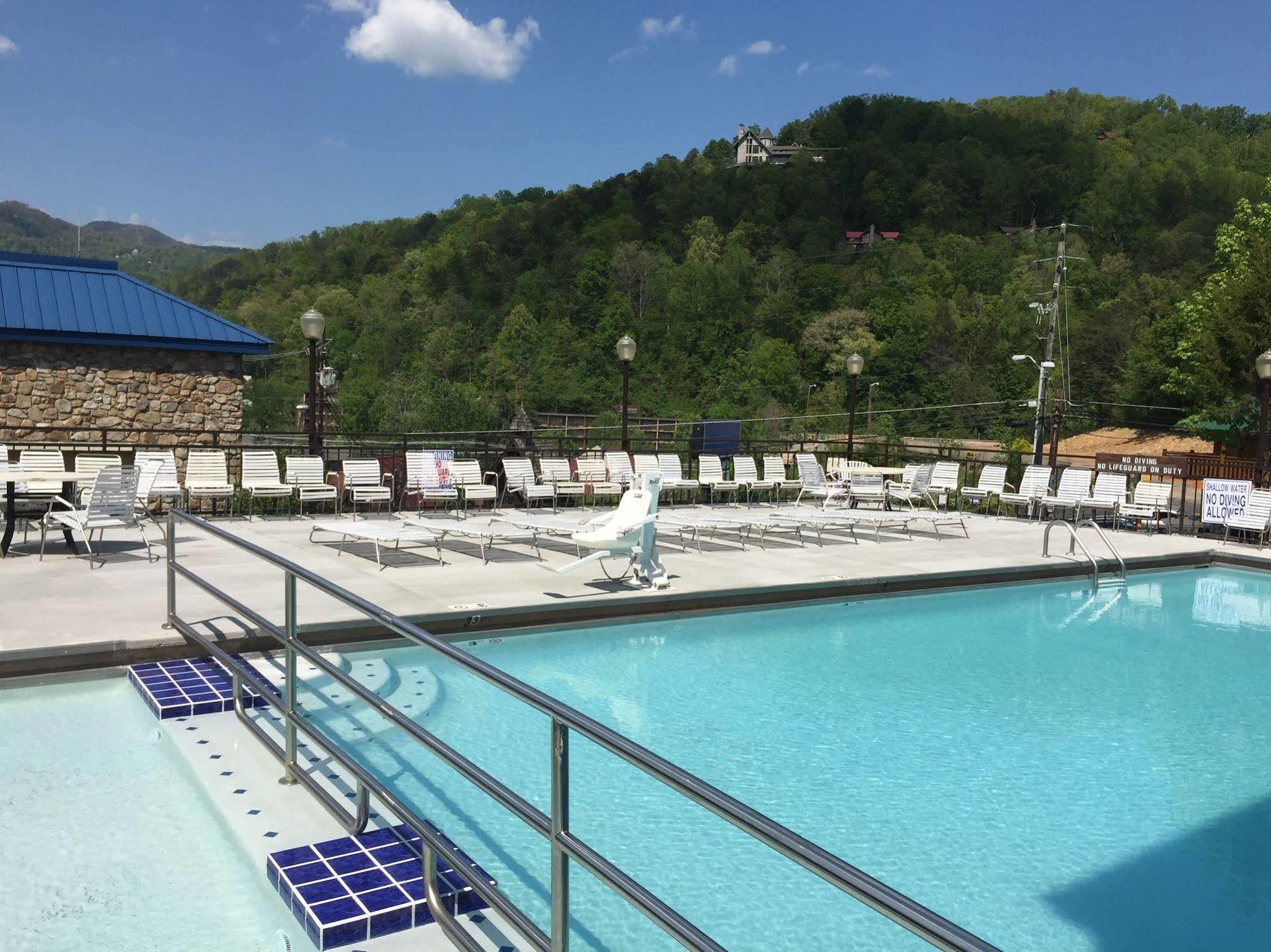 Clarion Pointe Downtown Gatlinburg Hotel Exterior foto