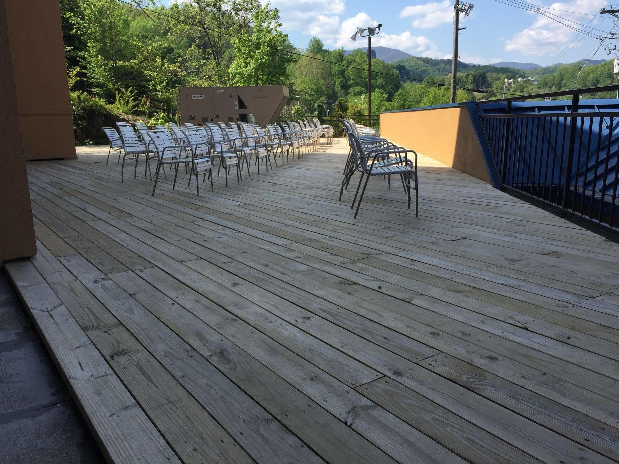 Clarion Pointe Downtown Gatlinburg Hotel Exterior foto