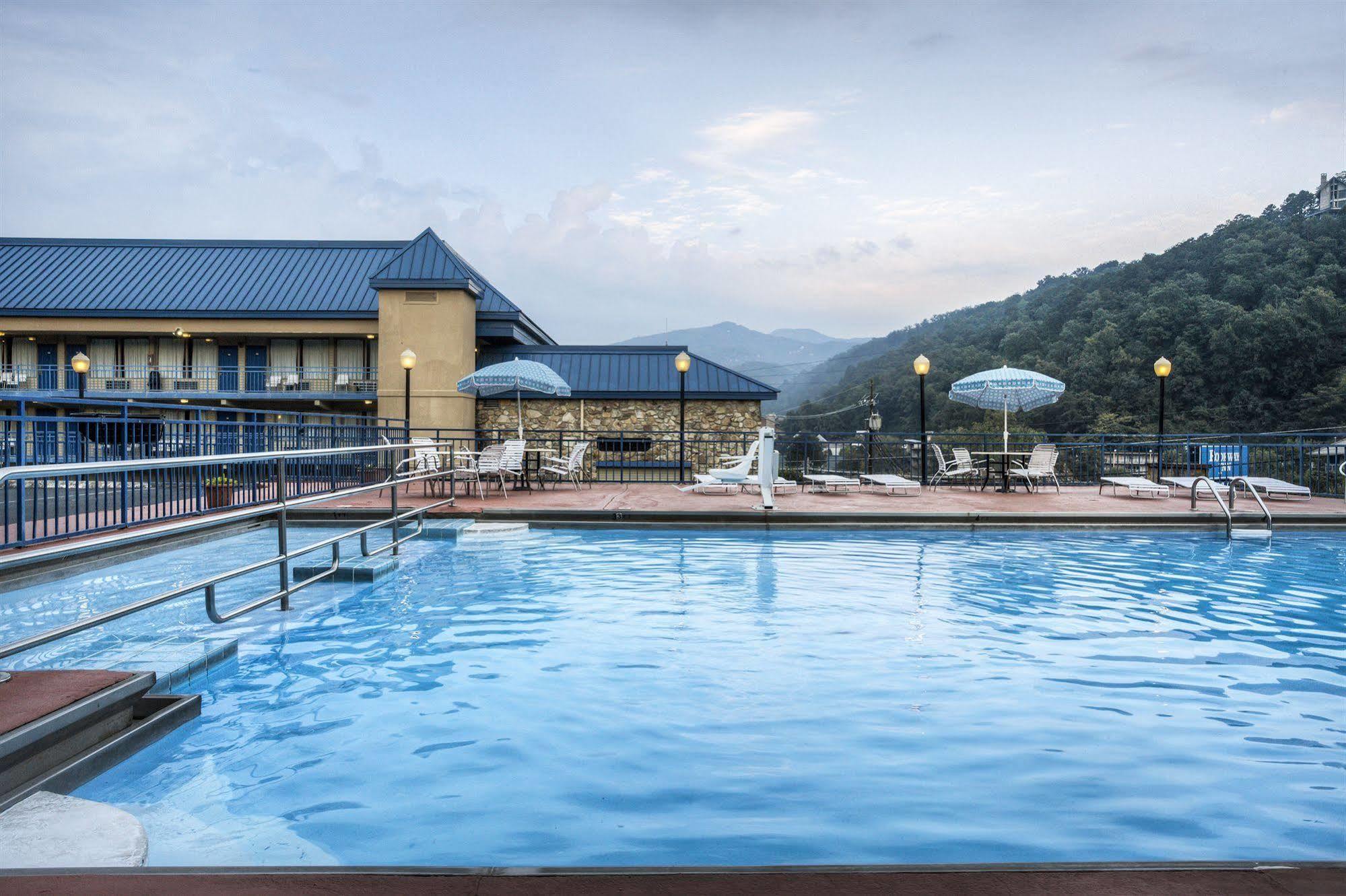 Clarion Pointe Downtown Gatlinburg Hotel Exterior foto